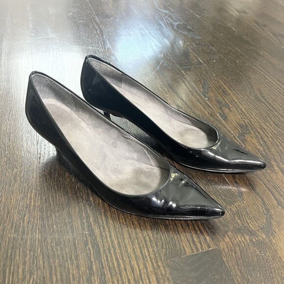 Stuart Weitzman Pumps 8 Narrow Pointed Toe Kitten Heel Black Patent Leather - Picture 1 of 12
